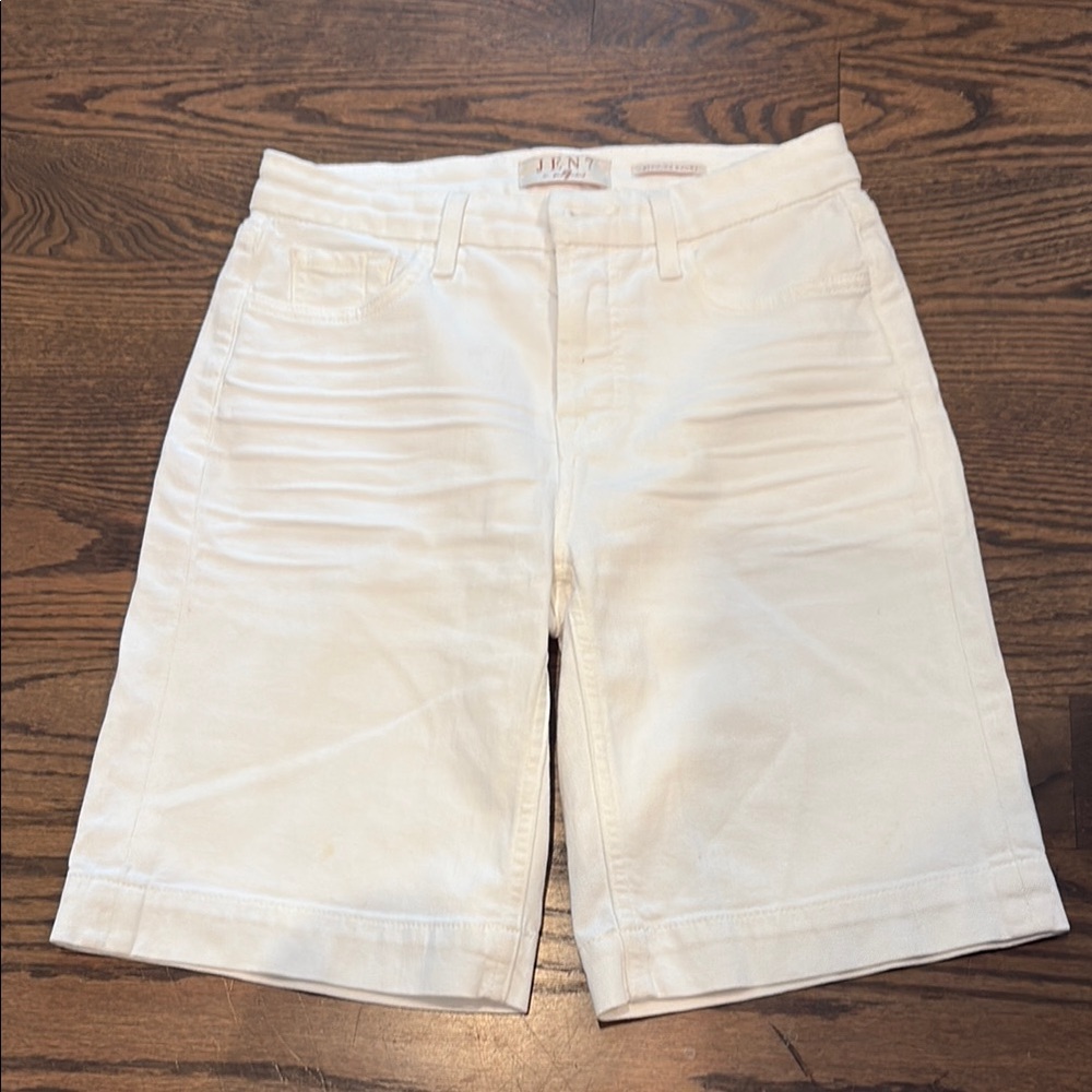 White Bermuda Shorts Classic Mid-Length Style